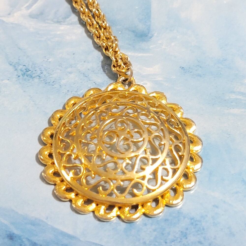 Vintage‎ Gold-tone Filigree Pendant Necklace- 24" Long- Ornate Pendant gn01-15